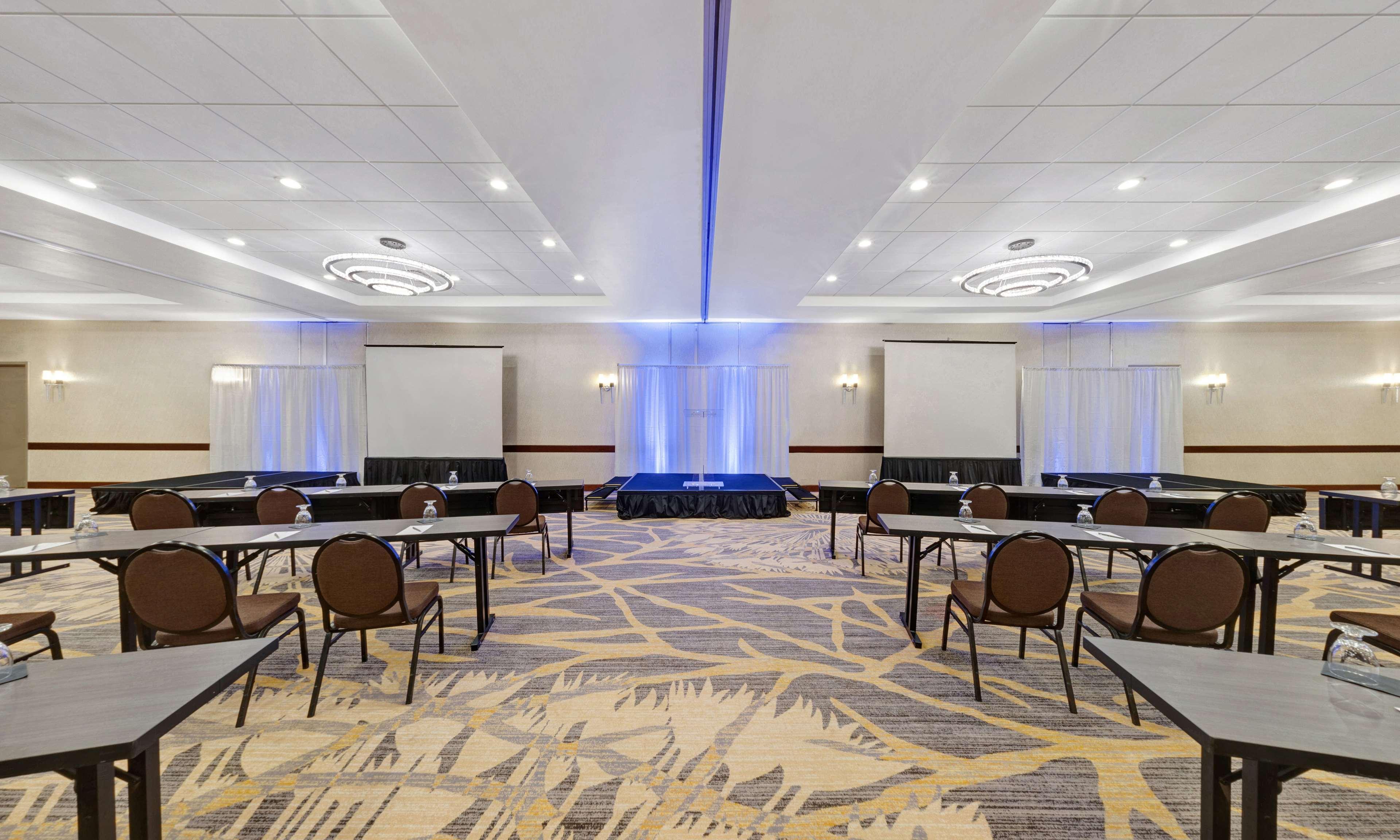 Embassy Suites By Hilton Milwaukee Brookfield Buitenkant foto