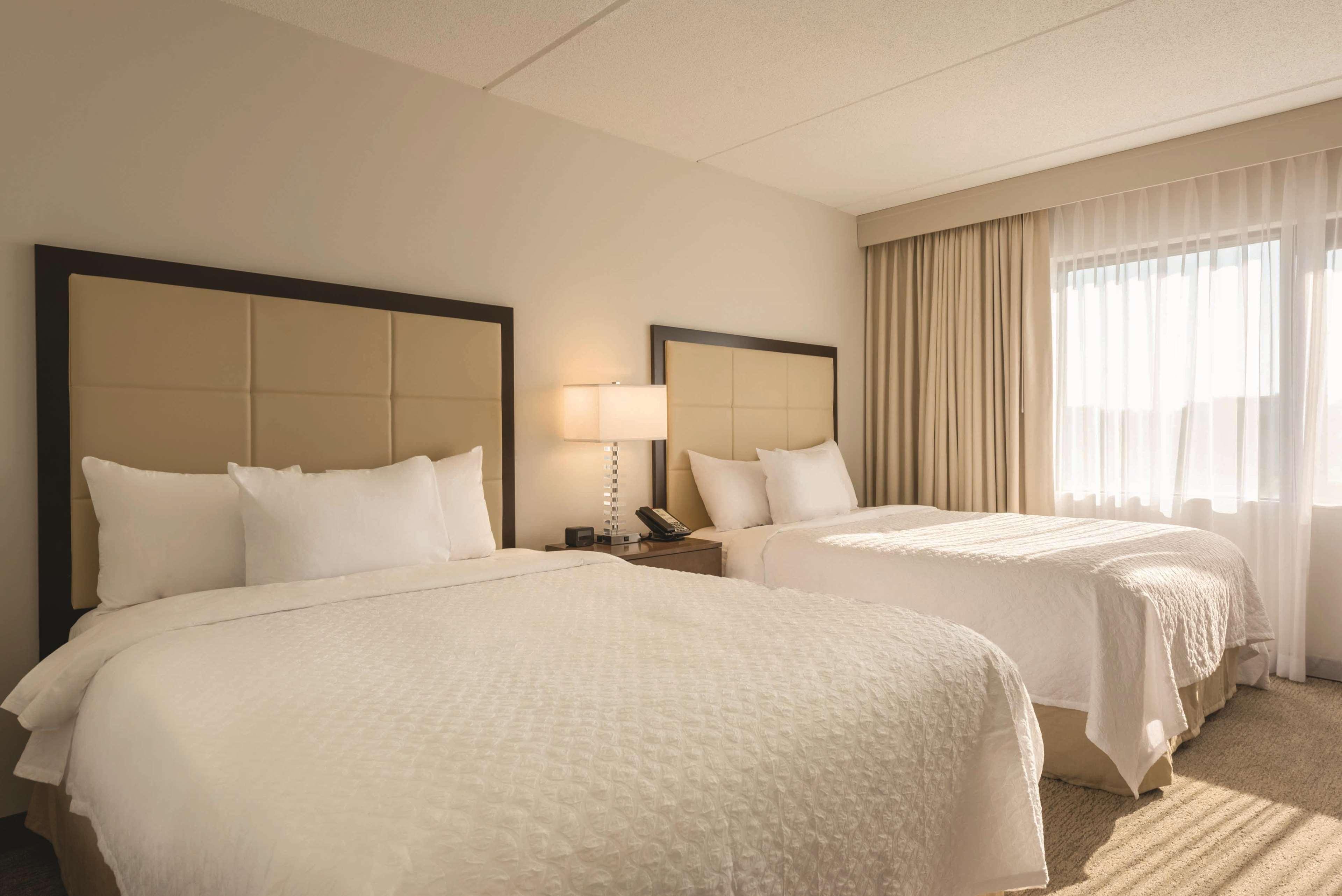 Embassy Suites By Hilton Milwaukee Brookfield Buitenkant foto