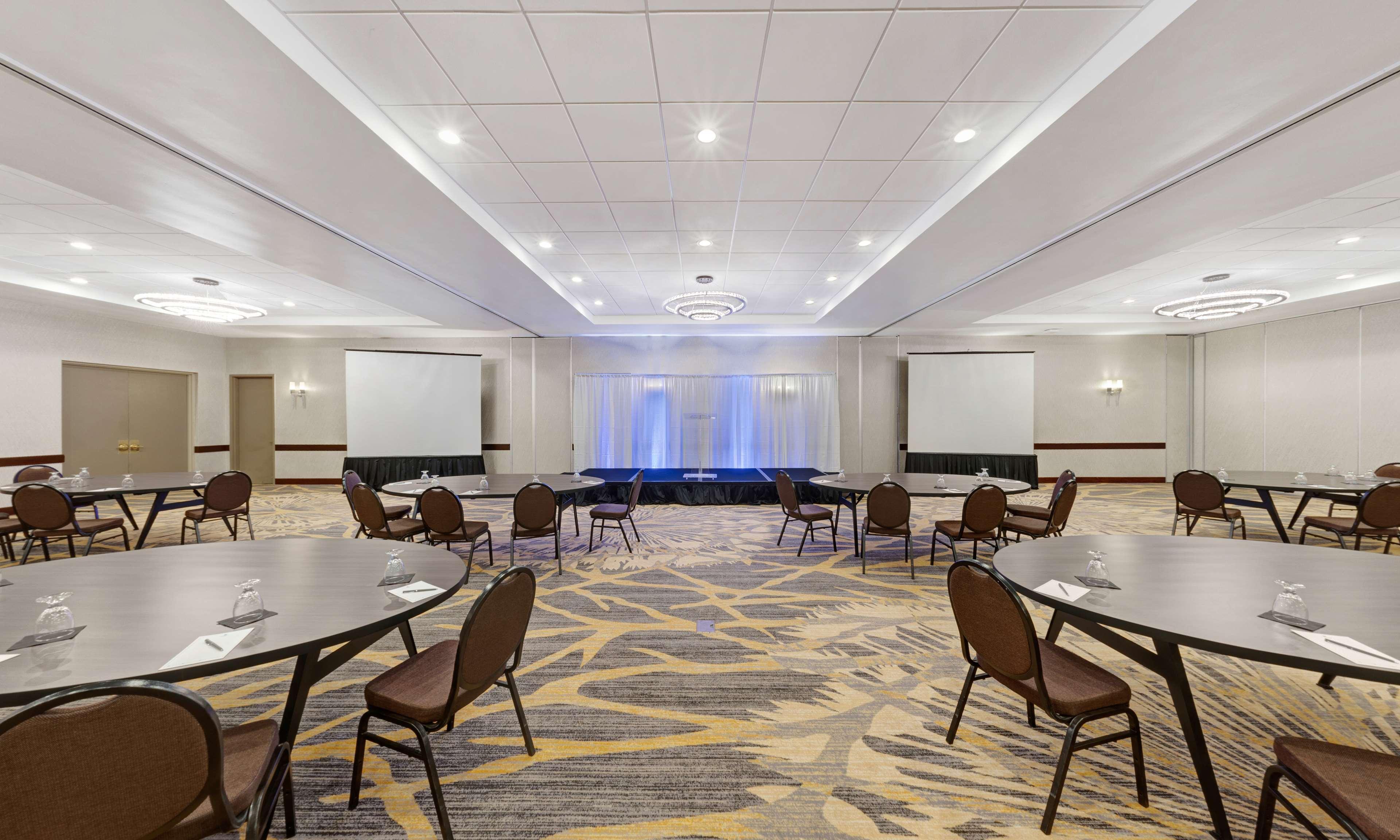 Embassy Suites By Hilton Milwaukee Brookfield Buitenkant foto