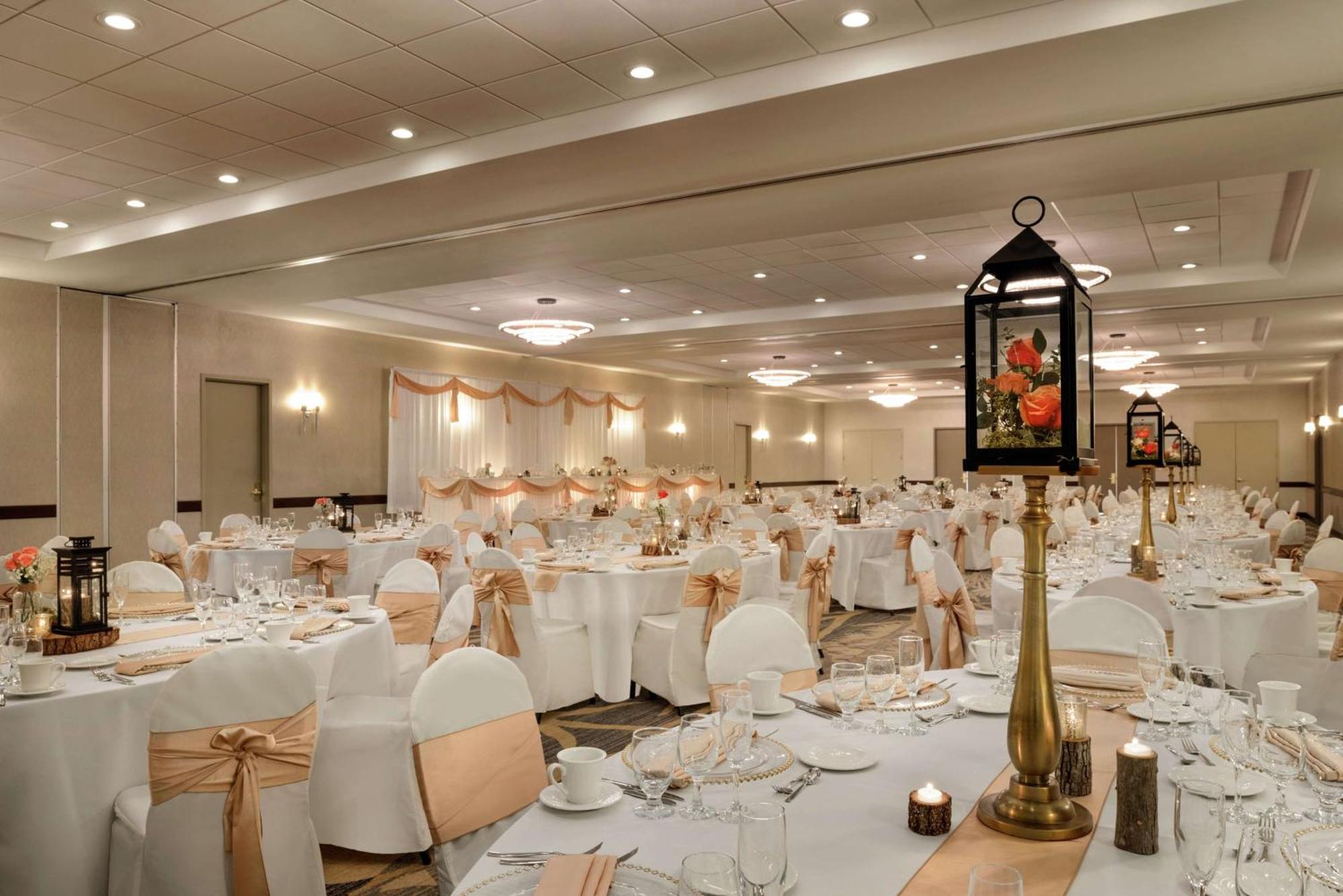 Embassy Suites By Hilton Milwaukee Brookfield Buitenkant foto