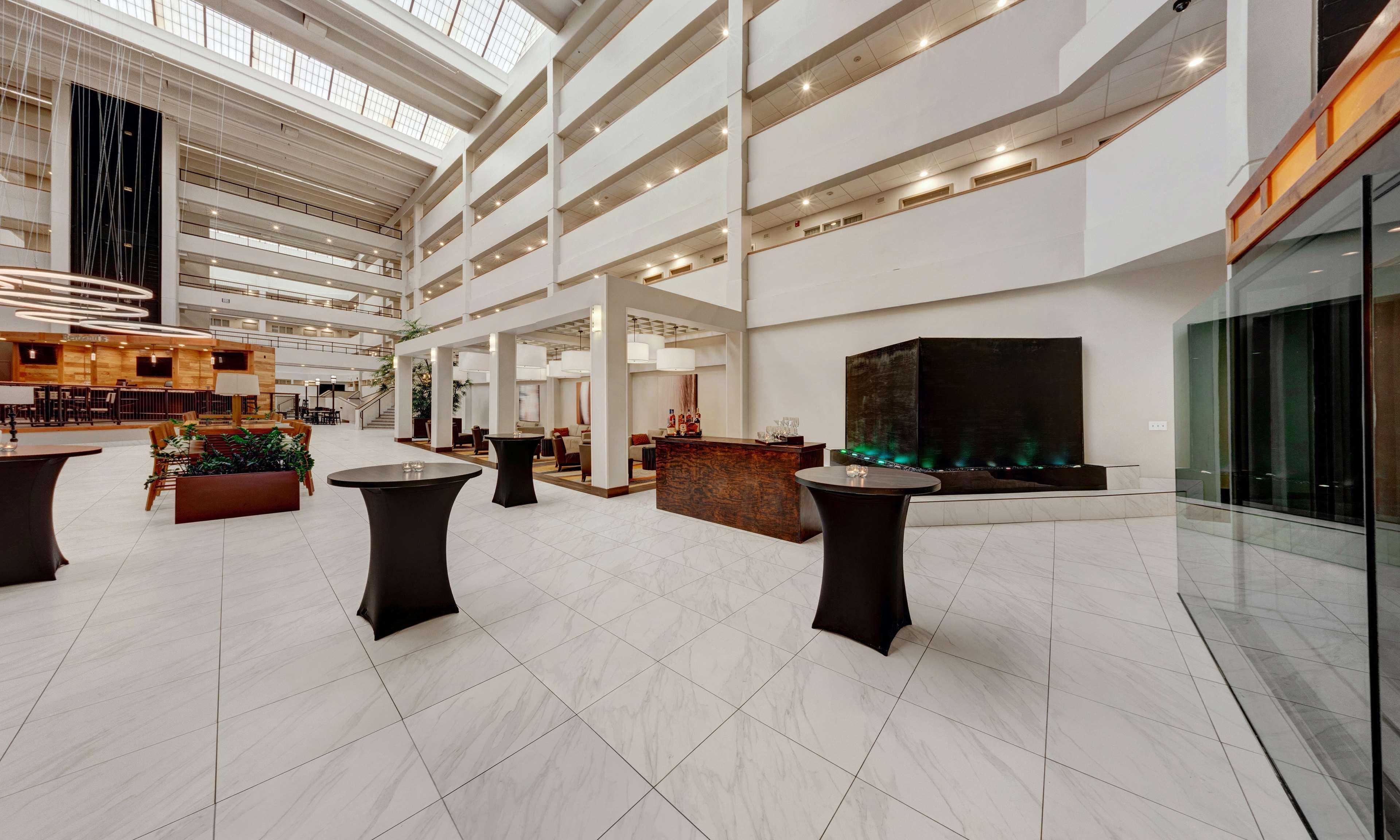 Embassy Suites By Hilton Milwaukee Brookfield Buitenkant foto