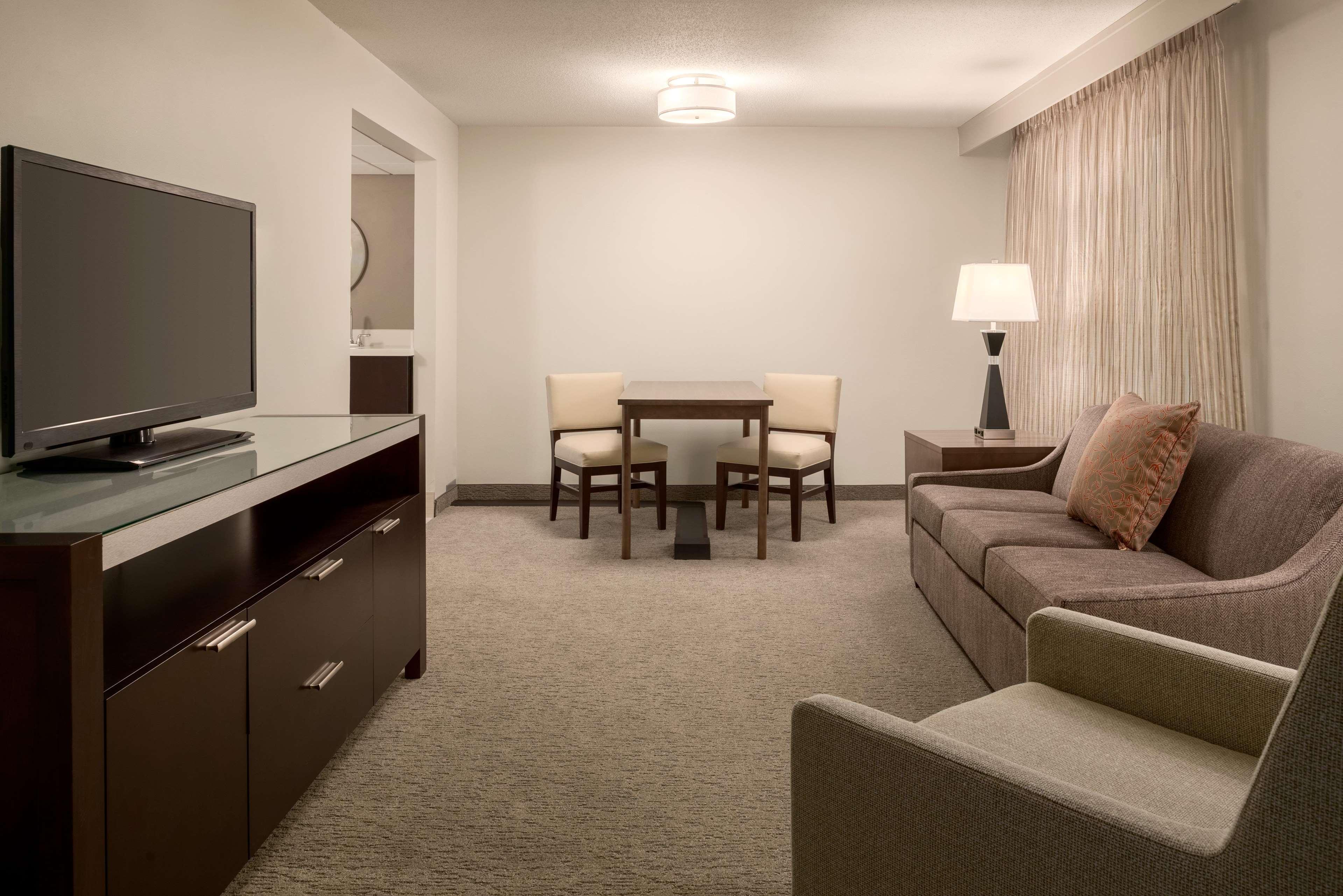 Embassy Suites By Hilton Milwaukee Brookfield Buitenkant foto
