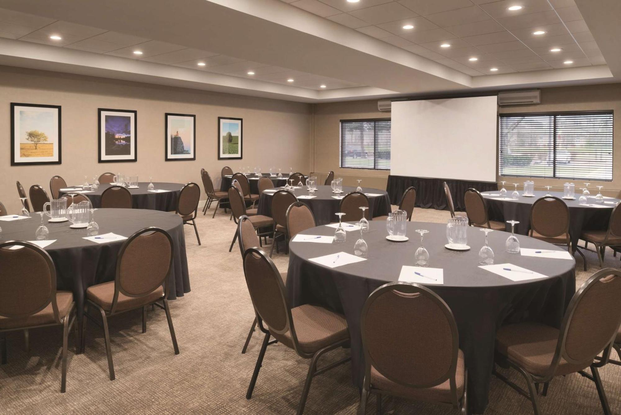 Embassy Suites By Hilton Milwaukee Brookfield Buitenkant foto