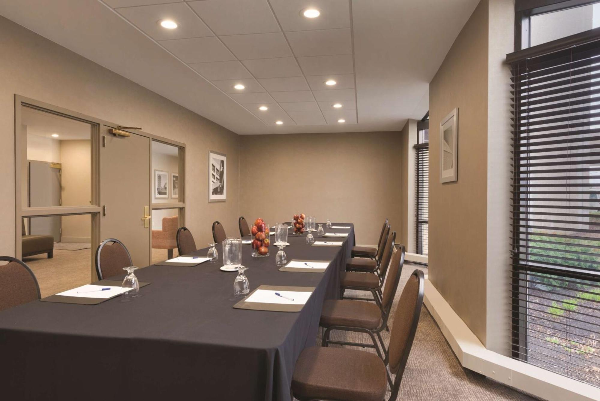 Embassy Suites By Hilton Milwaukee Brookfield Buitenkant foto