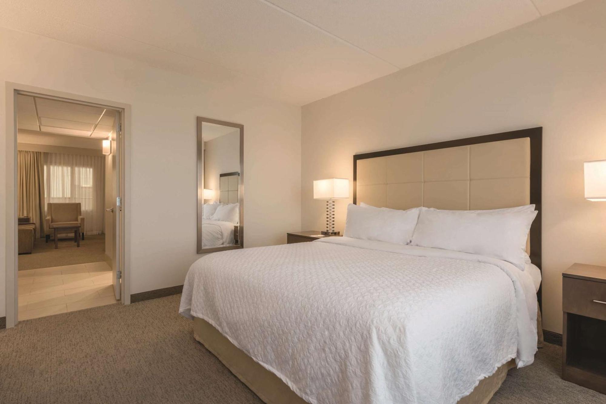 Embassy Suites By Hilton Milwaukee Brookfield Buitenkant foto